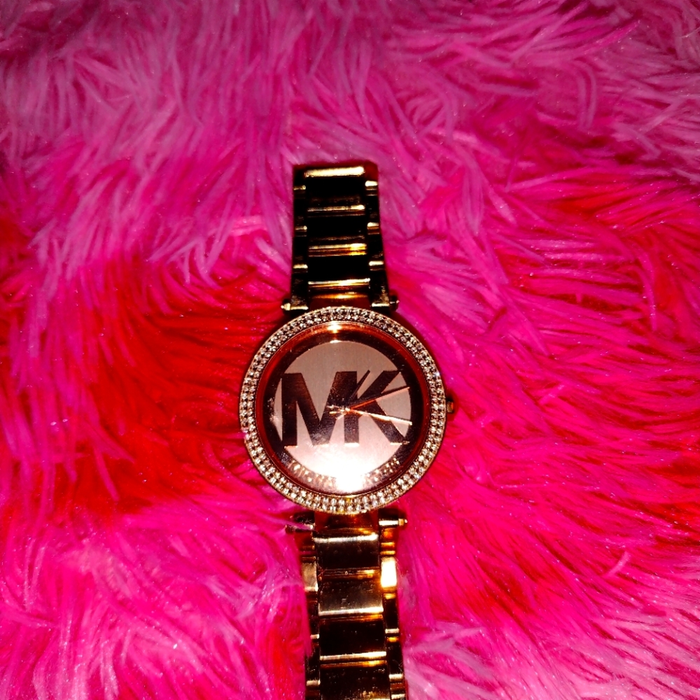 Michael Kors Gold watch Gold MK in the middle of the ⌚ beautiful timepiece